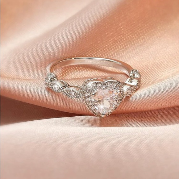 💜LUXURY HEART RING💜 - Picture 2 of 3